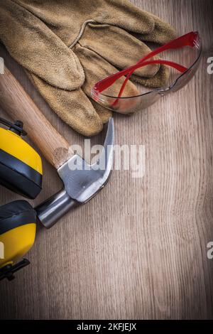 Gruppe von Arbeitswerkzeugen und Hammer Nahaufnahme. Stockfoto