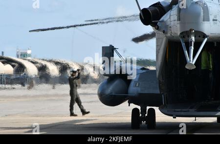 Cpl. Devon Schoff, ein Ch-53-Besatzungsleiter am Fleet Readiness Center East (FRCE), meldet dem Piloten, während sich das Flugpersonal auf die Rückgabe eines kürzlich überholten CH-53-Hubschraubers an die Flotte vorbereitet. Um die Flotte mit qualitativ hochwertigen und leistungsfähigen Flugzeugen auszustatten, beaufsichtigen Marines, die in der Militärabteilung H-53 der FRCE arbeiten, eine Reihe kritischer Funktionen, darunter Inspektionen und Sicherheitskontrollen, die während jeder Phase des Wartungs-, Überholungs- und Reparaturprozesses durchgeführt werden. (Foto von Joe Andes, Fleet Readiness Center East Public Affairs.) Stockfoto