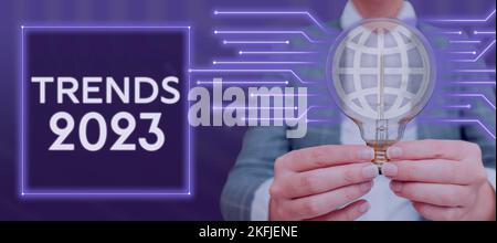 Textbeschriftung zur Darstellung von Trends 2023. Konzept, das die vorherrschende Tendenz für das kommende Jahr bedeutet, wird online ausführlich diskutiert Stockfoto