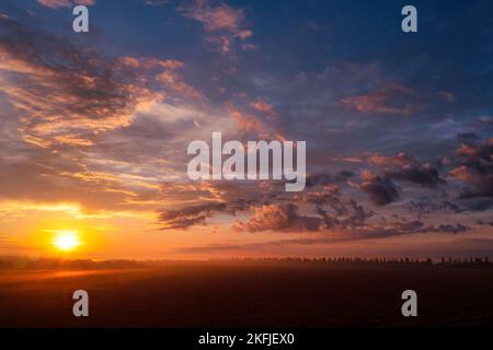 Evening or morning sky with stars and clouds, sunset or dawn. Abstract natural background. Stockfoto