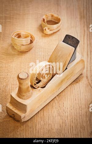 Altes Holzbearbeitungsflugzeug mit Holzspalten Stockfoto