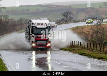 Aberdeesnshire, Großbritannien. 18.. November 2022. Dies ist die Überschwemmung, die durch einen Amber Rain Storm im schottischen Aberdeenshire-Gebiet verursacht wurde. Quelle: JASPERIMAGE/Alamy Live News Stockfoto