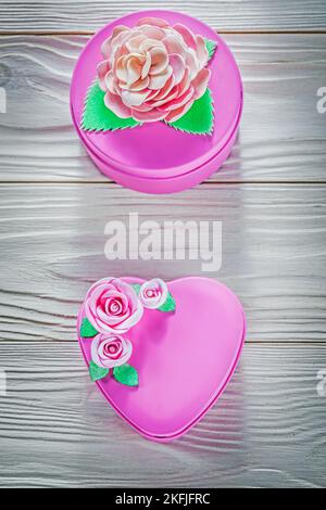 Pink verpackte Geschenkboxen auf Holzbrett Feiern Konzept. Stockfoto