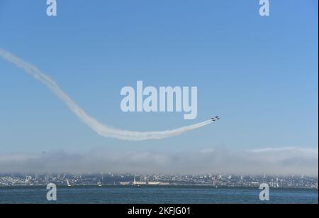 Großformatiges Panorama der Blue Angels, die während der Flottenwoche in Formation über San Francisco und die Bucht fliegen. Stockfoto