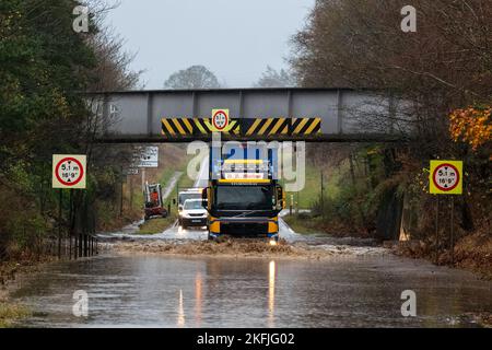 Aberdeesnshire, Großbritannien. 18.. November 2022. Dies ist die Überschwemmung, die durch einen Amber Rain Storm im schottischen Aberdeenshire-Gebiet verursacht wurde. Quelle: JASPERIMAGE/Alamy Live News Stockfoto