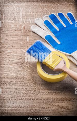 Schutzhandschuhe Lackbürste Klebeband Konstruktionskonzept. Stockfoto