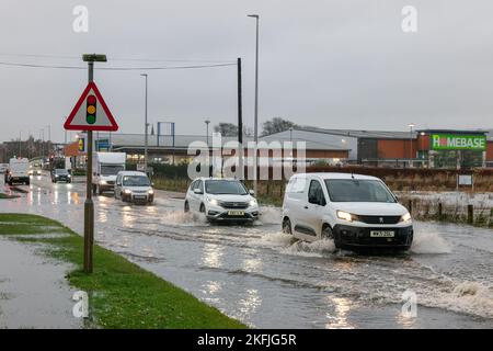 Aberdeesnshire, Großbritannien. 18.. November 2022. Dies ist die Überschwemmung, die durch einen Amber Rain Storm im schottischen Aberdeenshire-Gebiet verursacht wurde. Quelle: JASPERIMAGE/Alamy Live News Stockfoto