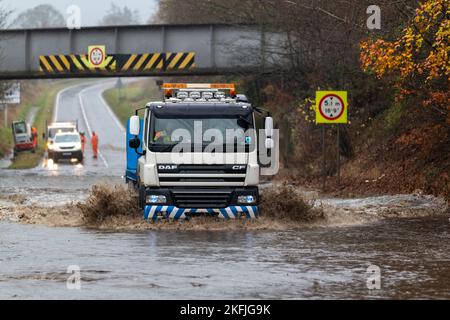 Aberdeesnshire, Großbritannien. 18.. November 2022. Dies ist die Überschwemmung, die durch einen Amber Rain Storm im schottischen Aberdeenshire-Gebiet verursacht wurde. Quelle: JASPERIMAGE/Alamy Live News Stockfoto