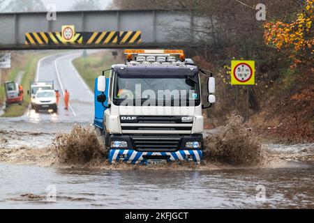 Aberdeesnshire, Großbritannien. 18.. November 2022. Dies ist die Überschwemmung, die durch einen Amber Rain Storm im schottischen Aberdeenshire-Gebiet verursacht wurde. Quelle: JASPERIMAGE/Alamy Live News Stockfoto