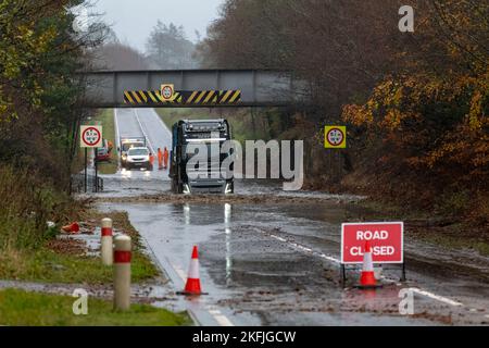 Aberdeesnshire, Großbritannien. 18.. November 2022. Dies ist die Überschwemmung, die durch einen Amber Rain Storm im schottischen Aberdeenshire-Gebiet verursacht wurde. Quelle: JASPERIMAGE/Alamy Live News Stockfoto