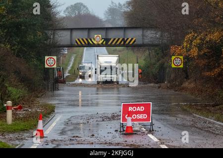 Aberdeesnshire, Großbritannien. 18.. November 2022. Dies ist die Überschwemmung, die durch einen Amber Rain Storm im schottischen Aberdeenshire-Gebiet verursacht wurde. Quelle: JASPERIMAGE/Alamy Live News Stockfoto