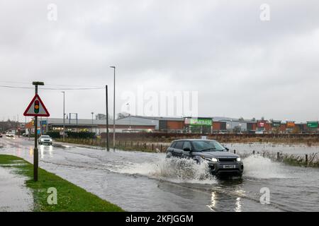 Aberdeesnshire, Großbritannien. 18.. November 2022. Dies ist die Überschwemmung, die durch einen Amber Rain Storm im schottischen Aberdeenshire-Gebiet verursacht wurde. Quelle: JASPERIMAGE/Alamy Live News Stockfoto