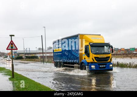 Aberdeesnshire, Großbritannien. 18.. November 2022. Dies ist die Überschwemmung, die durch einen Amber Rain Storm im schottischen Aberdeenshire-Gebiet verursacht wurde. Quelle: JASPERIMAGE/Alamy Live News Stockfoto