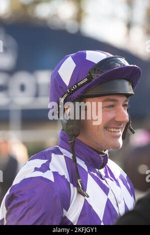 Ascot, Bergen, Großbritannien. 18.. November 2022. Jockey Richie McLennon vor dem Rennen im ersten Rennen. Quelle: Maureen McLean/Alamy Live News Stockfoto