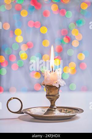 Vintage Gloving Kerze auf Bokeh Hintergrund. Stockfoto