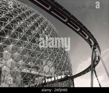 Schwarz-Weiß-Foto der Monorail und der geodätischen Kuppel auf der Expo 67 in Montreal, Quebec, Kanada, entworfen vom amerikanischen Architekten Buckminster Fuller. In diesem Gebäude befand sich der amerikanische Pavillon auf der Weltausstellung 1967 in Montreal. Foto von Bill Engdahl und signiert von Buckminster Fuller. Stockfoto