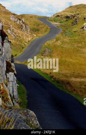 Eine vertikale Aufnahme der langen Straße bis zu den berühmten Klippen der Slieve League im County Donegal, Irland. Die höchste zugängliche Meeresklippe Europas. Stockfoto