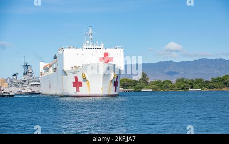 220920-N-XG173-1024 PEARL HARBOR (20. September 2022) das Militärkrankenhausschiff USNS Mercy (T-AH 19) kommt nach der Teilnahme an der Pacific Partnership 2022 in Pearl Harbor an. Die Pacific Partnership ist die größte internationale Mission zur humanitären Hilfe und Katastrophenhilfe, die seit 17. Jahren im Indo-Pazifik-Raum durchgeführt wird. Stockfoto