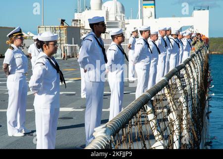 PEARL HARBOR (September 20, 2022) – während der Pacific Partnership 2022 fahren Seeleute der US-Marine auf dem Militärkrankenhaus-Schiff USNS Mercy (T-AH 19) auf den Schienen. Die Pacific Partnership ist die größte internationale Mission zur humanitären Hilfe und Katastrophenhilfe, die seit 17. Jahren im Indo-Pazifik-Raum durchgeführt wird. Stockfoto