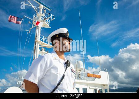 PEARL HARBOR (September 20, 2022) – Chief Yeoman Lawrence Anderson bemannt die Schienen an Bord des Militärkrankenhauses von Sealift Command, USNS Mercy (T-AH 19), während er während der Pacific Partnership 2022 unterwegs war. Die Pacific Partnership ist die größte internationale Mission zur humanitären Hilfe und Katastrophenhilfe, die seit 17. Jahren im Indo-Pazifik-Raum durchgeführt wird. Stockfoto