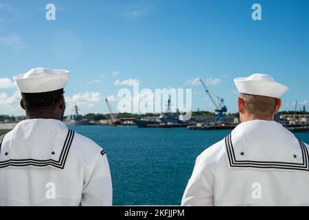 PEARL HARBOR (September 20, 2022) – während der Pacific Partnership 2022 fahren Seeleute der US-Marine auf dem Militärkrankenhaus-Schiff USNS Mercy (T-AH 19) auf den Schienen. Die Pacific Partnership ist die größte internationale Mission zur humanitären Hilfe und Katastrophenhilfe, die seit 17. Jahren im Indo-Pazifik-Raum durchgeführt wird. Stockfoto