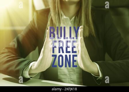 Schild mit der Aufschrift „Bully Free Zone“. Das Wort "respektvoll gegenüber anderen Mobbing sein" ist hier nicht erlaubt Stockfoto