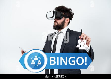 Textzeichen mit Bingo. Konzept, das ein Glücksspiel bedeutet, bei dem jeder Spieler die ausgedruckten Zahlen abgleicht Stockfoto