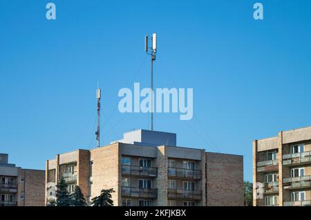 Riga, Lettland, 25. Juni 2022: 5G Kommunikationsantennen zum Aufbau von Sozialfürsorge Stockfoto