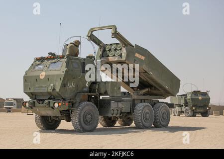 Soldaten von Alpha Battery, 2. Bataillon, 130. Field Artillery Regiment aus der Kansas National Guard trainierten mit ihren High Mobility Artillery Rocket Systems im Camp Arifjan, Kuwait, 20. September 2022. Stockfoto