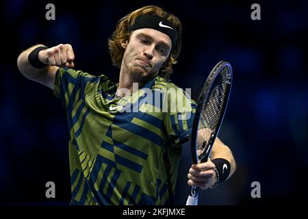 Turin, Italien. 18. November 2022. Andrey Rublev aus Russland reagiert während seines Round-Robin-Spiels gegen Stefanos Tsitsipas aus Griechenland am sechsten Tag des Nitto ATP Finals. Andrey Rublev aus Russland gewann das Spiel 3-6, 6-3, 6-2. Kredit: Nicolò Campo/Alamy Live Nachrichten Stockfoto