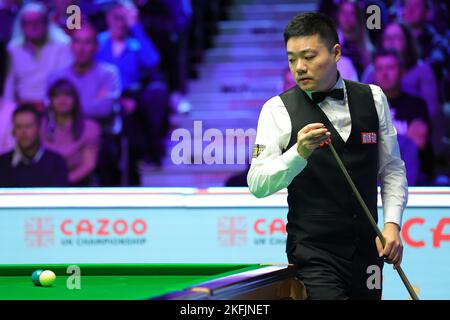 York, Großbritannien. 18.. November 2022. Ding Junhui aus China tritt im Viertelfinalspiel gegen Ronnie O'Sullivan aus England bei der UK Snooker Championship 2022 in York, Großbritannien, am 18. November 2022 an. Quelle: Zhai Zheng/Xinhua/Alamy Live News Stockfoto