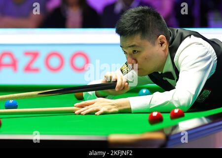 York, Großbritannien. 18.. November 2022. Ding Junhui aus China tritt im Viertelfinalspiel gegen Ronnie O'Sullivan aus England bei der UK Snooker Championship 2022 in York, Großbritannien, am 18. November 2022 an. Quelle: Zhai Zheng/Xinhua/Alamy Live News Stockfoto