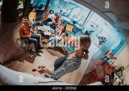 Eine schwanger Geschäftsfrau führt in einem modernen Coworking ein kreatives Treffen eines vielfältigen Business-Teams Stockfoto
