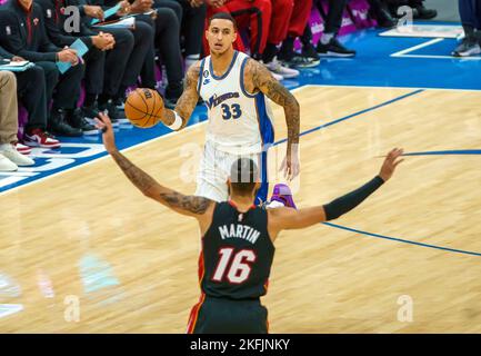 Washington, USA. 18.. November 2022. WASHINGTON, DC - 18. NOVEMBER: Miami Heat Forward Caleb Martin (16) verteidigt einen Angriff von Washington Wizards Forward Kyle Kuzma (33) während eines NBA-Spiels zwischen den Washington Wizards und dem Miami Heat am 18. November 2022 in der Capital One Arena in Washington, DC. (Foto von Tony Quinn/SipaUSA) Quelle: SIPA USA/Alamy Live News Stockfoto