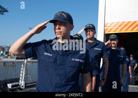 Besatzungsmitglieder an Bord des USCGC Bear (WMEC 901) grüßen auf die Nationalflagge, nachdem der Bear in Portsmouth, Virginia, am 20. September 2022 vertäut war. Der Bär kehrte nach einem 74-tägigen Einsatz zur Basis zurück. Stockfoto