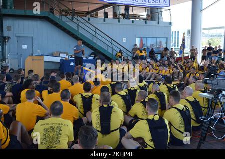 Norfolk (20. September 2022) der pensionierte Chief Warrant Officer der US-Armee, Five, Phillip Brashear, spricht im Rahmen der jährlichen Chief Petty Officer Heritage Days 21. mit ausgewählten Chief Petty Officers aus verschiedenen Kommandos in der Region Hampton Roads, Virginia. Die Veranstaltung wurde vom Hampton Roads Naval Museum ausgerichtet und ermöglichte es ausgewählten Personen, im Museum und an Bord des Schlachtschiffs Wisconsin ein Geschichts- und Kulturtraining zu erhalten. CW5 Brashear diente in der U.S. Navy in einer eingetragenen Kapazität. Später trat er der Nationalgarde der Virginia Army bei, wo er 1991 als Offizier-Pilot tätig war. Er eventuall Stockfoto