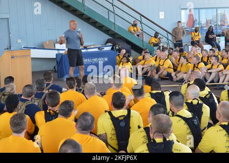 Norfolk (20. September 2022) der pensionierte Chief Warrant Officer der US-Armee, Five, Phillip Brashear, spricht im Rahmen der jährlichen Chief Petty Officer Heritage Days 21. mit ausgewählten Chief Petty Officers aus verschiedenen Kommandos in der Region Hampton Roads, Virginia. Die Veranstaltung wurde vom Hampton Roads Naval Museum ausgerichtet und ermöglichte es ausgewählten Personen, im Museum und an Bord des Schlachtschiffs Wisconsin ein Geschichts- und Kulturtraining zu erhalten. CW5 Brashear diente in der U.S. Navy in einer eingetragenen Kapazität. Später trat er der Nationalgarde der Virginia Army bei, wo er 1991 als Offizier-Pilot tätig war. Er eventuall Stockfoto