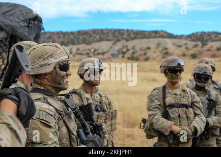 Soldaten aus dem Bataillon 2., 12. Infanterie-Regiment informierten Besucher aus dem Verteidigungsministerium der KRÄHEN-J Javelin Waffensystem September 20 in Fort Carson. Nach den kurzen Soldaten und Besuchern genossen ein köstliches Mittagessen von MRE. Stockfoto