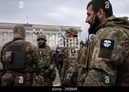 Cherson, Ukraine. 16.. November 2022. Soldaten werden auf dem zentralen Platz beim Plaudern gesehen. Die Bewohner von Kherson sind immer noch überglücklich über die Befreiung der Stadt und setzen mehr als 8 Monate der Besetzung zu Ende. Dennoch verfügt die südliche regionale Hauptstadt noch immer über keinen Strom, kein Wasser und ein Minimum an Signal- und Nahrungsmittelversorgung. Kredit: SOPA Images Limited/Alamy Live Nachrichten Stockfoto