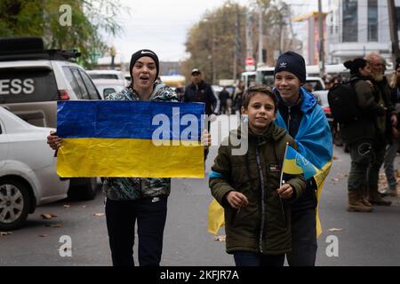 Cherson, Ukraine. 16.. November 2022. Chersons Kinder werden gesehen, wie sie die Stadt umherziehen. Die Bewohner von Kherson sind immer noch überglücklich über die Befreiung der Stadt und setzen mehr als 8 Monate der Besetzung zu Ende. Dennoch verfügt die südliche regionale Hauptstadt noch immer über keinen Strom, kein Wasser und ein Minimum an Signal- und Nahrungsmittelversorgung. Kredit: SOPA Images Limited/Alamy Live Nachrichten Stockfoto