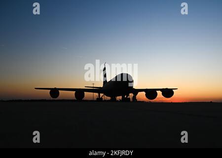 Ein Stratotanker-Flugzeug der Baureihe KC-135, das dem 6. Air Betanking Wing zugeordnet ist, sitzt auf der Fluglinie, als die Sonne auf der MacDill Air Force Base, Florida, am 17. November 2022 untergeht. Die KC-135 bietet Kernkapazitäten für die Luftwaffe der Vereinigten Staaten und zeichnet sich in dieser Rolle seit über 60 Jahren aus. (USA Luftwaffe Foto von Airman 1. Klasse Zachary Foster) Stockfoto