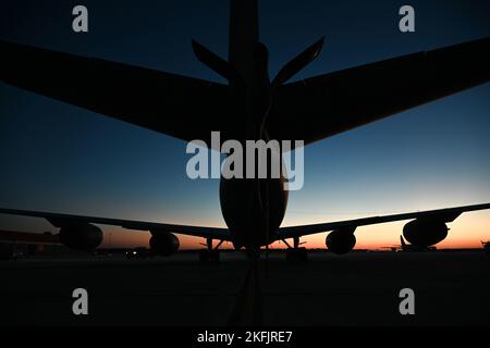 Ein Stratotanker-Flugzeug der Baureihe KC-135, das dem 6. Air Betanking Wing zugeordnet ist, sitzt auf der Fluglinie, als die Sonne auf der MacDill Air Force Base, Florida, am 17. November 2022 untergeht. Die KC-135 bietet Kernkapazitäten für die Luftwaffe der Vereinigten Staaten und zeichnet sich in dieser Rolle seit über 60 Jahren aus. (USA Luftwaffe Foto von Airman 1. Klasse Zachary Foster) Stockfoto