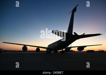 Ein Stratotanker-Flugzeug der Baureihe KC-135, das dem 6. Air Betanking Wing zugeordnet ist, sitzt auf der Fluglinie, als die Sonne auf der MacDill Air Force Base, Florida, am 17. November 2022 untergeht. Die KC-135 bietet Kernkapazitäten für die Luftwaffe der Vereinigten Staaten und zeichnet sich in dieser Rolle seit über 60 Jahren aus. (USA Luftwaffe Foto von Airman 1. Klasse Zachary Foster) Stockfoto