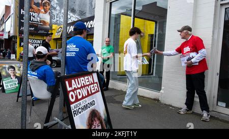 Volunters gibt politische Informationen an einem frühen Wahlzentrum für die Wahlen zum viktorianischen Staat weiter. Fitzroy, Melbourne, Victoria, Australien. Stockfoto