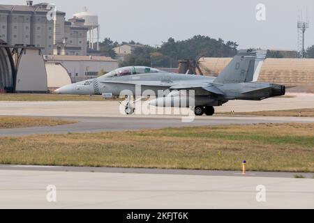 Ein US Marine Corps F/A-18D Hornet Flugzeug, das an Marine Fighter Attack Squadron 312 angeschlossen ist, taxi die Fluglinie während des Vigilant Storm 23 auf der Kunstan Air Base, Südkorea, 3. November 2022. Vigilant Storm ist eine jährliche Trainingsveranstaltung, die die Kampfbereitschaft und Interoperabilität zwischen der Republik Korea und der US-Luftwaffe durch die Ausübung operationeller und taktischer Kommando- und Kontrollmaßnahmen auf der koreanischen Halbinsel weiter stärken soll. (USA Marine Corps Foto von Sgt. Jose Angeles) Stockfoto