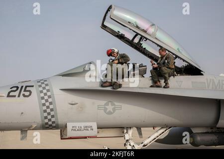 US Marine Corps Kapitän Andrew Dunn, ein F/A-18D Hornet Pilot mit Marine Fighter Attack Squadron (VMFA) 312 und Kapitän Jerard McDaniel, ein Waffensystemoffizier mit VMFA-312, bereiten sich auf den Flug während des Vigilant Storm 23 auf der Kunstan Air Base, Südkorea, 3. November 2022 vor. Vigilant Storm ist eine jährliche Trainingsveranstaltung, die die Kampfbereitschaft und Interoperabilität zwischen der Republik Korea und der US-Luftwaffe durch die Ausübung operationeller und taktischer Kommando- und Kontrollmaßnahmen auf der koreanischen Halbinsel weiter stärken soll. (USA Marine Corps Foto von Sgt. Jose Angeles) Stockfoto
