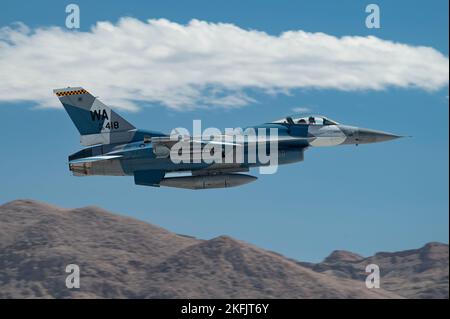 Eine F-16 Kampffalke, die der 64. Aggressor Squadron, Nellis Air Force Base, Nevada, zugewiesen wurde, hebt zur Unterstützung der Black Flag 22-2, auf der Nellis Air Force Base, September 20 Sept. 2022 ab. Der 64. AGRS lieferte während der Übung gegnerseine Luft. Diese Black Flag-Bewertung bewertete die Interoperabilität von Funktionen in der nahen Zukunft in allen Domänen und Diensten mit einem Schwerpunkt auf taktischen Datenverbindungen und konsolidierter F-35-Cross-Service-Wartung und -Logistik. Stockfoto