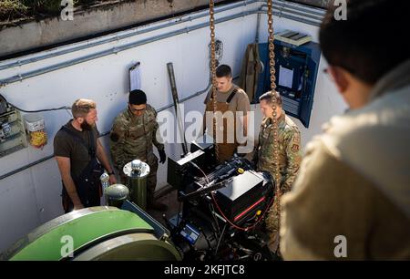 Mitglieder der 786. Civil Engineer Squadron installieren eine Komponente für die Überholung des Barrier Arresting Kit-12 auf dem Ramstein Air Base, Deutschland, 20. September 2022. Der BAK-12 stellt sicher, dass Kampfflugzeuge oder alle mit einem Heckhaken ausgestatteten Flugzeuge vollständig zum Stillstand kommen, wenn ein Pilot das Flugzeug nicht sicher alleine landen kann. Stockfoto