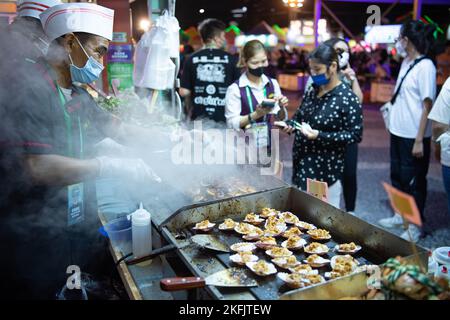 Macau, China. 18.. November 2022. Ein Koch eines Imbissbudes kocht während des Macao Food Festivals 22. am Sai Van Lake Square in Macao, Südchina, am 18. November 2022. Das Macao Food Festival 22. startete hier am Freitag. Quelle: Cheong Kam Ka/Xinhua/Alamy Live News Stockfoto