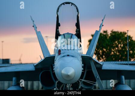 Eine US-amerikanische Marine Corps F/A-18 Hornet, die der Marine Fighter Attack Squadron 323 aus der Marine Corps Air Station Miramar, Kalifornien, zugewiesen wurde, bereitet sich auf den Start auf der Aviano Air Base, Italien, am 20. September 2022 vor. Durch gemeinsame Operationen kann jedes Geschwader realistische Trainingskonzepte entwickeln und notwendige Prozesse und Beziehungen aufbauen, um in Zukunft reibungslos eingesetzt zu werden. Stockfoto